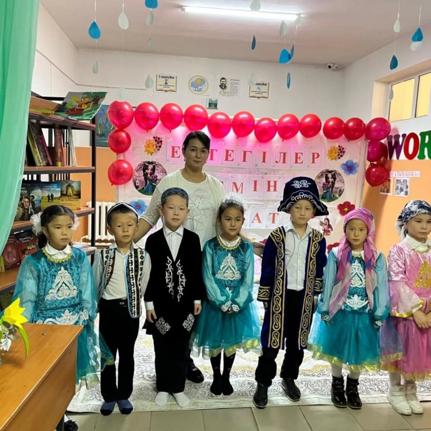 Мектеп оқушылары театрландырылған қойылым